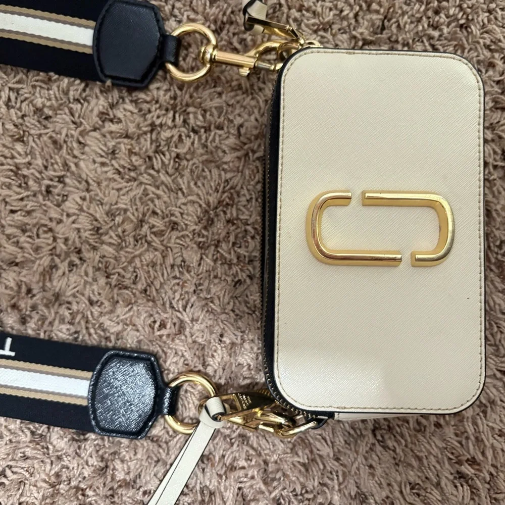 Marc Jacobs Black and Cream Snapshot Bag - Picture 2 of 2